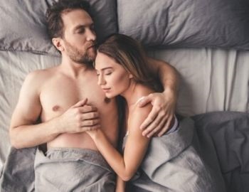 dormir abrazado es bueno para tu salud