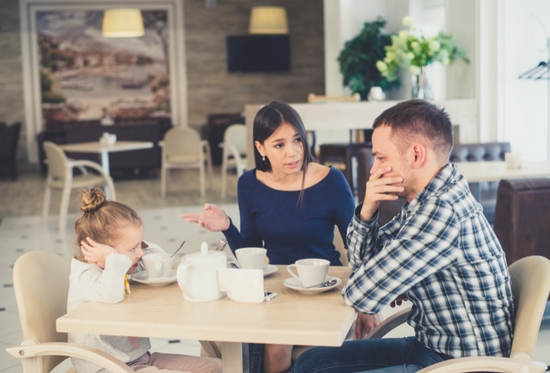 se pone encontra a los hijos